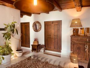 潘蒂科萨Casa Valle Duplex de montaña的一间设有木门和盆栽的房间