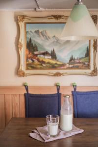 埃梅滕Mountain peace in the heart of Switzerland的一张木桌边的牛奶,一张照片