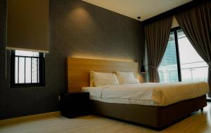 新山Suasana Lifestyle Suites by Keystone的一间卧室设有一张大床和一个大窗户