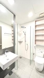 新山Suasana Lifestyle Suites by Keystone的一间带水槽、卫生间和淋浴的浴室