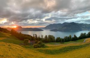 埃梅滕Mountain peace in the heart of Switzerland的一座享有湖景的山丘房屋