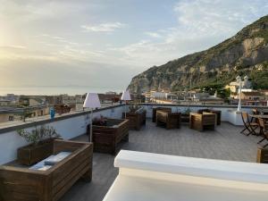 梅塔拉皮尼盖拉索伦托住宿加早餐旅馆的一个带桌椅的海景屋顶露台