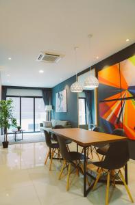 新山Suasana Lifestyle Suites by Keystone的一间带木桌和椅子的用餐室