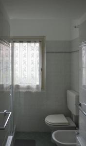 特雷梅佐Da Sid的白色的浴室设有卫生间和窗户。