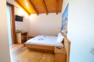 莫尔贝尼奥Il Bisteca的一间小卧室,配有一张床和一张书桌