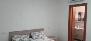 MiglianicoCasa Vacanze Cerreto 3的一间卧室配有一张带两个枕头和镜子的床
