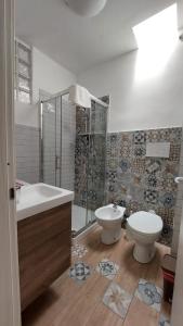 兰佩杜萨Sognando Lampedusa的浴室配有卫生间、盥洗盆和淋浴。