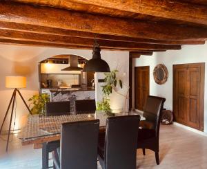 潘蒂科萨Casa Valle Duplex de montaña的一间带木桌和椅子的用餐室