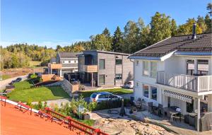Nordre FrognGorgeous Home In Nordre Frogn With House A Panoramic View的庭院度假屋的正面景致