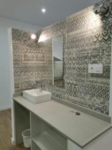 卡马乔Villas Camargo.suites的一间带水槽和镜子的浴室