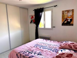 Saint-AndréVilla Les Anges的一间卧室设有一张床和一个窗口