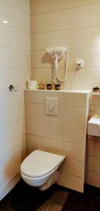 派尔努Aisa 39的一间带卫生间和水槽的浴室