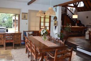蒙得维的亚Divina casa en Carrasco con piscina的一间带木桌和椅子的用餐室