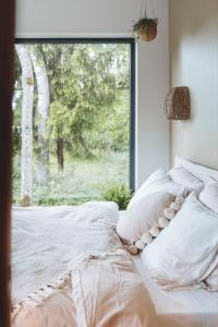 InciemsRiver Cabin的卧室内的一张带枕头的床和一扇窗户