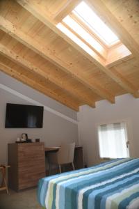 英杜诺欧罗纳Casale al Foino的一间卧室配有一张床和天窗