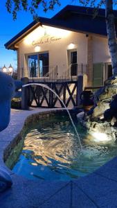 英杜诺欧罗纳Casale al Foino的水喷泉在房子前面
