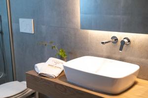 塞沃塔Sivota Hotel的浴室配有白色水槽和卫生间。