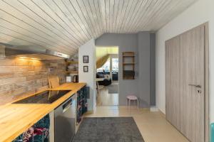 莫斯特拉纳Rož'ca apartments with mountain view的厨房设有木制天花板和台面