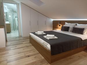 阿然德洛维克Sky Luxury的一间卧室配有一张大床和两条毛巾