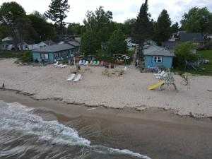 托瓦斯城Paradise Beach resort的享有海滩的空中景致,配有桌椅