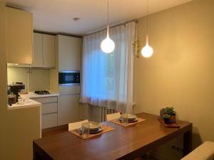 奥格雷Studio apartment Ogre的厨房配有木桌和两盏灯
