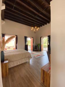 杜兰戈Palacio de las Rosas的铺有木地板的客房内设有一间卧室和一张床。
