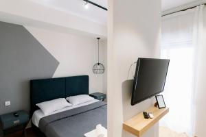 Stamatina's Luxury Apartment (Little Suite)的电视和/或娱乐中心