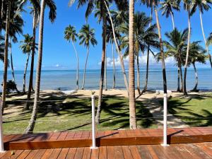 萨武萨武Coral Beach Cabana -- Eco Adventure Beach Villa On 3km Beach的从度假村的甲板上可欣赏到海滩美景