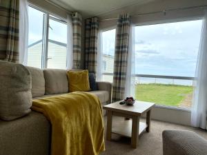 New Sea View Platinum Caravan with Huge Decking的休息区