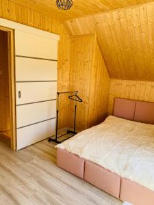 弗瓦迪斯瓦沃沃Mila Baltica的小木屋内一间卧室,配有一张床