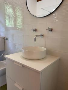特拉雷戈LeonardosHome RockStairs的白色的浴室设有水槽和镜子