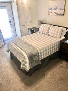 坦培Tempe ASU Guest Suite的一间卧室配有一张带 ⁇ 子毯子的床