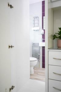 索利赫尔3 BED new build home with FREE parking BHX NEC HS2 CONTRACTORS FAMILIES的白色的浴室设有卫生间和水槽。