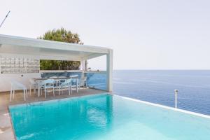 埃尔托罗VIP seafront villa的海洋中带游泳池的别墅