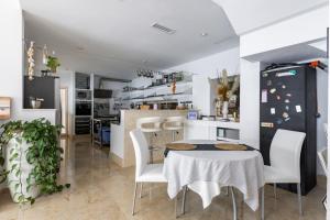 埃尔托罗VIP seafront villa的厨房以及带桌椅的用餐室。