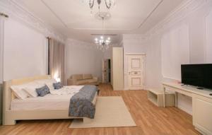 地拉那Vila Ferdinand Modern Rooms In Tirana's Center的一间卧室配有一张床和一张书桌及电视