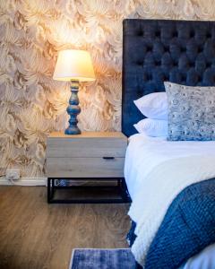 彼得马里茨堡Mdumela Stays 2 Bedroom Modern City Apartment的一间卧室,配有一张床和床头灯