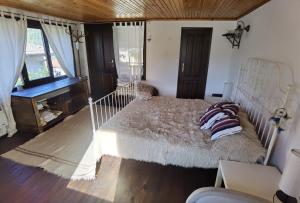 斯莫梁Guest house Smolyan的一间卧室配有一张大床和一架钢琴