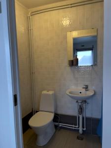布扎达吕尔Gil guesthouse的一间带卫生间和水槽的浴室