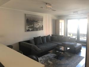 SchierenEntire Apartment in Schieren - 2 Bedrooms的客厅配有沙发和桌子