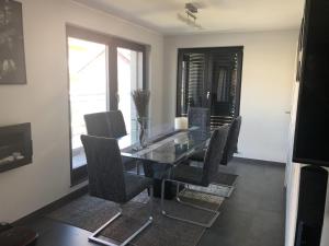 SchierenEntire Apartment in Schieren - 2 Bedrooms的一间设有玻璃桌和椅子的用餐室