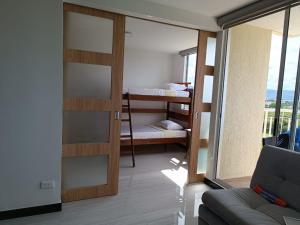 里考尔特Puerto Azul Club House - Ricaurte Cundinamarca的客房设有带双层床和窗户的房间