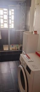 吉代勒Appartement cosy en plein centre的一间带洗衣机和窗户的浴室
