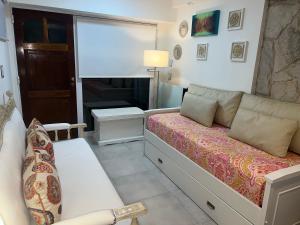 布兰卡港Casamia Studio的一间卧室配有一张床、一张沙发和一张书桌