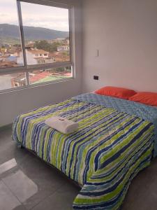 OibaCASA TOÑITA的一张位于带大窗户的房间内的床铺