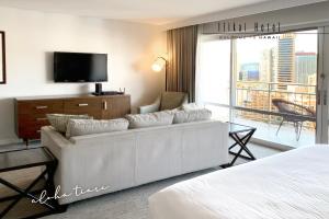 檀香山FREE PARKING Waikiki Luxury Ilikai Studio City View的客厅配有白色沙发和电视
