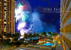 檀香山FREE PARKING Waikiki Luxury Ilikai Studio City View的城市上空的烟花展示