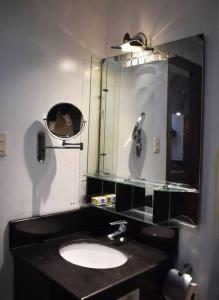 宿务SPACIOUS 1BR 44sqm STUDIO UNIT near AYALA MALL的一间带水槽和镜子的浴室