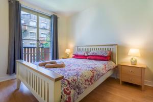 伦敦伦敦塔桥公寓的一间卧室设有一张床和一个大窗户