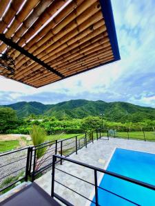 伊瓦格Villa Tokyo的从带游泳池的房屋阳台欣赏风景